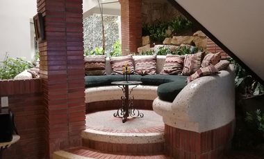 EN MACHALA EN UNIORO HERMOSA CASA CON PISCINA DE 6 DESNIVELES Y 4 NIVELES CON 6 DORMITORIOS Y  PISCINA, CANCHA