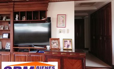 EN MACHALA EN UNIORO HERMOSA CASA CON PISCINA DE 6 DESNIVELES Y 4 NIVELES CON 6 DORMITORIOS Y  PISCINA, CANCHA