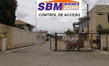 EN MACHALA EN UNIORO HERMOSA CASA CON PISCINA DE 6 DESNIVELES Y 4 NIVELES CON 6 DORMITORIOS Y  PISCINA, CANCHA