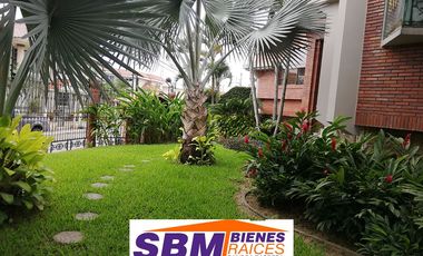 EN MACHALA EN UNIORO HERMOSA CASA CON PISCINA DE 6 DESNIVELES Y 4 NIVELES CON 6 DORMITORIOS Y  PISCINA, CANCHA