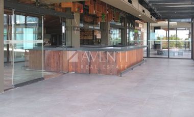 Local Comercial disponible en Plaza Azuna en Cancún centro, Quintana Roo.