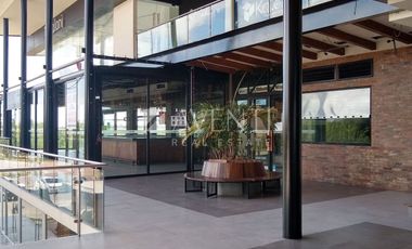 Local Comercial disponible en Plaza Azuna en Cancún centro, Quintana Roo.