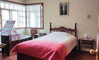 Amplia casa en venta en Puertas del Sol -  Cazhapata con área verde.