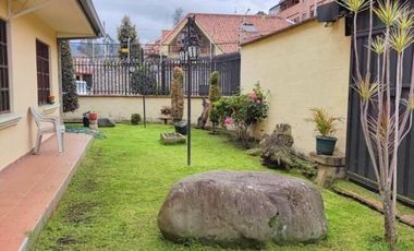 Amplia casa en venta en Puertas del Sol -  Cazhapata con área verde.