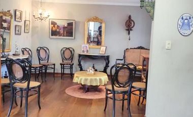 Amplia casa en venta en Puertas del Sol -  Cazhapata con área verde.