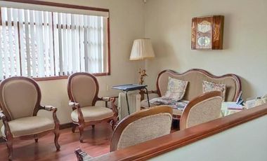 Amplia casa en venta en Puertas del Sol -  Cazhapata con área verde.