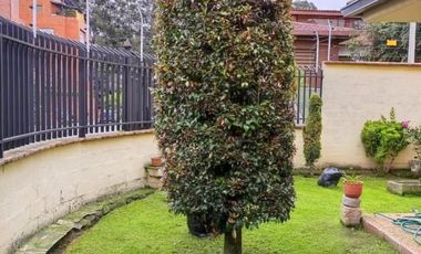 Amplia casa en venta en Puertas del Sol -  Cazhapata con área verde.