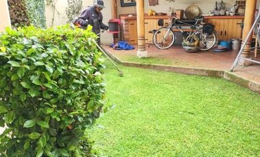 Amplia casa en venta en Puertas del Sol -  Cazhapata con área verde.