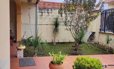 Amplia casa en venta en Puertas del Sol -  Cazhapata con área verde.