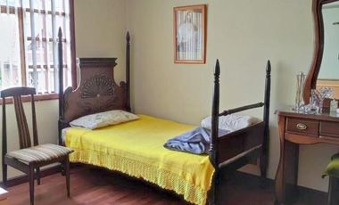 Amplia casa en venta en Puertas del Sol -  Cazhapata con área verde.