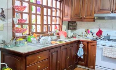 Amplia casa en venta en Puertas del Sol -  Cazhapata con área verde.