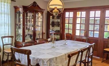 Amplia casa en venta en Puertas del Sol -  Cazhapata con área verde.