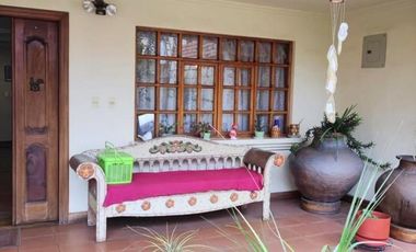 Amplia casa en venta en Puertas del Sol -  Cazhapata con área verde.