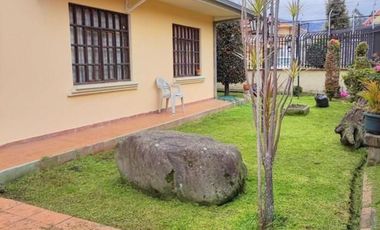 Amplia casa en venta en Puertas del Sol -  Cazhapata con área verde.