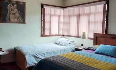 Amplia casa en venta en Puertas del Sol -  Cazhapata con área verde.