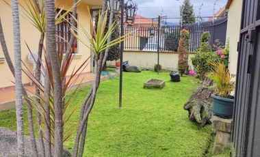 Amplia casa en venta en Puertas del Sol -  Cazhapata con área verde.