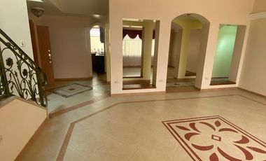 VENTA_AMPLIA CASA DE VENTA EN RIOBAMBA DOS DEPARTAMENTOS Y  UNA SUITE EL SECTOR LOS LAURELES /22URB055