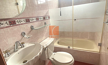 VENTA_AMPLIA CASA DE VENTA EN RIOBAMBA DOS DEPARTAMENTOS Y  UNA SUITE EL SECTOR LOS LAURELES /22URB055