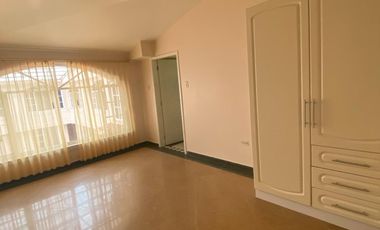 VENTA_AMPLIA CASA DE VENTA EN RIOBAMBA DOS DEPARTAMENTOS Y  UNA SUITE EL SECTOR LOS LAURELES /22URB055
