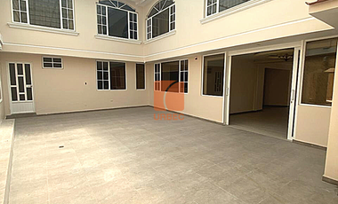 VENTA_AMPLIA CASA DE VENTA EN RIOBAMBA DOS DEPARTAMENTOS Y  UNA SUITE EL SECTOR LOS LAURELES /22URB055