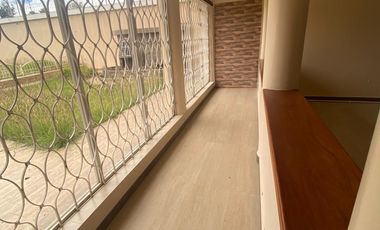 VENTA_AMPLIA CASA DE VENTA EN RIOBAMBA DOS DEPARTAMENTOS Y  UNA SUITE EL SECTOR LOS LAURELES /22URB055