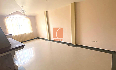 VENTA_AMPLIA CASA DE VENTA EN RIOBAMBA DOS DEPARTAMENTOS Y  UNA SUITE EL SECTOR LOS LAURELES /22URB055