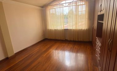 VENTA_AMPLIA CASA DE VENTA EN RIOBAMBA DOS DEPARTAMENTOS Y  UNA SUITE EL SECTOR LOS LAURELES /22URB055