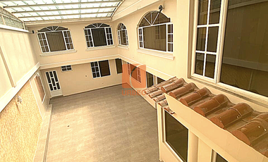 VENTA_AMPLIA CASA DE VENTA EN RIOBAMBA DOS DEPARTAMENTOS Y  UNA SUITE EL SECTOR LOS LAURELES /22URB055