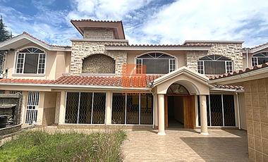 VENTA_AMPLIA CASA DE VENTA EN RIOBAMBA DOS DEPARTAMENTOS Y  UNA SUITE EL SECTOR LOS LAURELES /22URB055