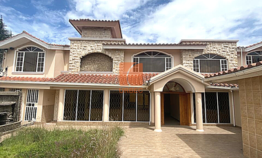 VENTA_AMPLIA CASA DE VENTA EN RIOBAMBA DOS DEPARTAMENTOS Y  UNA SUITE EL SECTOR LOS LAURELES /22URB055