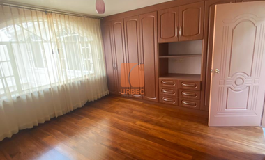 VENTA_AMPLIA CASA DE VENTA EN RIOBAMBA DOS DEPARTAMENTOS Y  UNA SUITE EL SECTOR LOS LAURELES /22URB055