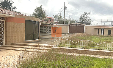 VENTA_AMPLIA CASA DE VENTA EN RIOBAMBA DOS DEPARTAMENTOS Y  UNA SUITE EL SECTOR LOS LAURELES /22URB055