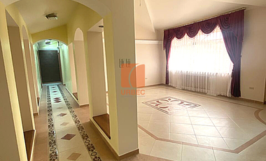 VENTA_AMPLIA CASA DE VENTA EN RIOBAMBA DOS DEPARTAMENTOS Y  UNA SUITE EL SECTOR LOS LAURELES /22URB055