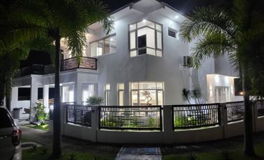 ULTRA Modern  & Cozy House in South FOrbes with panoramic view of Laguna De Bay and Mt. makiling 36M super Nego