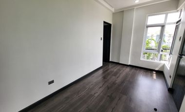 ULTRA Modern  & Cozy House in South FOrbes with panoramic view of Laguna De Bay and Mt. makiling 36M super Nego