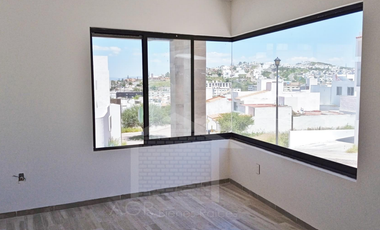 CASA EN ESQUINA  CON  CUATRO RECAMARAS  Y ROOF TOP EN PEDREGAL DE SCHOENSTATT