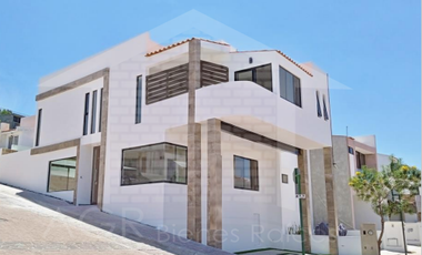 CASA EN ESQUINA  CON  CUATRO RECAMARAS  Y ROOF TOP EN PEDREGAL DE SCHOENSTATT