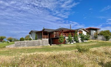 Se venden dos casas en sitio de 9.264m2, sector rural de Rauco, Curicó
