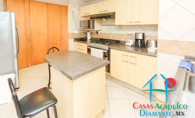 Departamento de playa completamente reparado. Con terraza y vista al mar