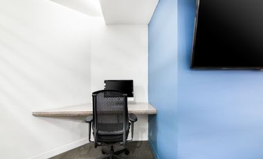 Reserve un lugar para coworking o un escritorio disponible según el orden de llegada en Av. Chile Tower A, Bogota