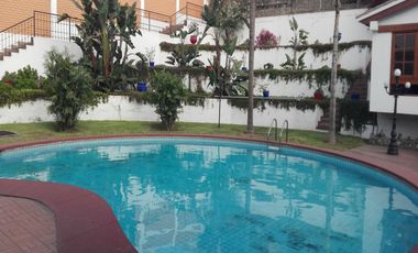 VENDO CASA CON PISCINA CERCA A MOLINA PLAZA – LA MOLINA