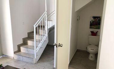 Casa de 2 recámaras en Villas de la Estancia a 8 minutos del Pueblito Querétaro