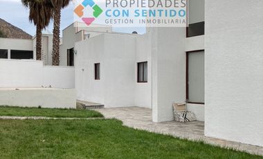 CASA ESTILO MEDITERRÁNEA EN CONDOMINIO SEGURO EN LOMAS DE LO AGUIRRE