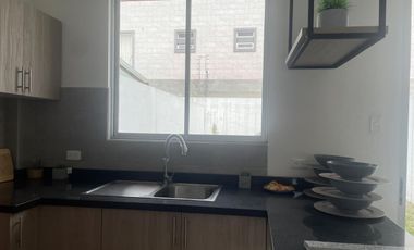 EN CALDERON SE VENDE CASA DE DOS PLANTAS