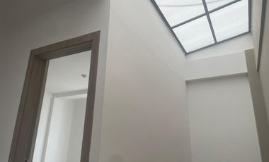 EN CALDERON SE VENDE CASA DE DOS PLANTAS