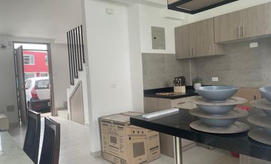 EN CALDERON SE VENDE CASA DE DOS PLANTAS