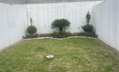 EN CALDERON SE VENDE CASA DE DOS PLANTAS