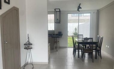 EN CALDERON SE VENDE CASA DE DOS PLANTAS