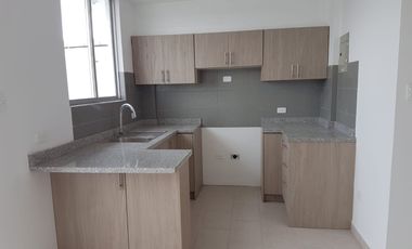 EN CALDERON SE VENDE CASA DE DOS PLANTAS