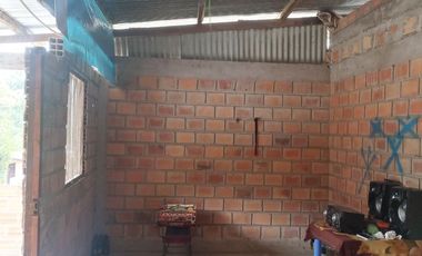 SAN ROQUE DE CUMBAZA Casa en esquina de la Plaza 28 de Julio